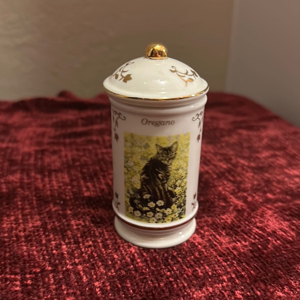 The cats of distinction spice jar